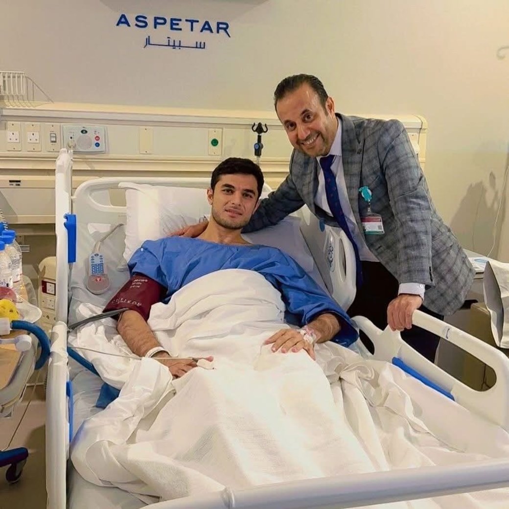 علي يوسف يجري عملية جراحية