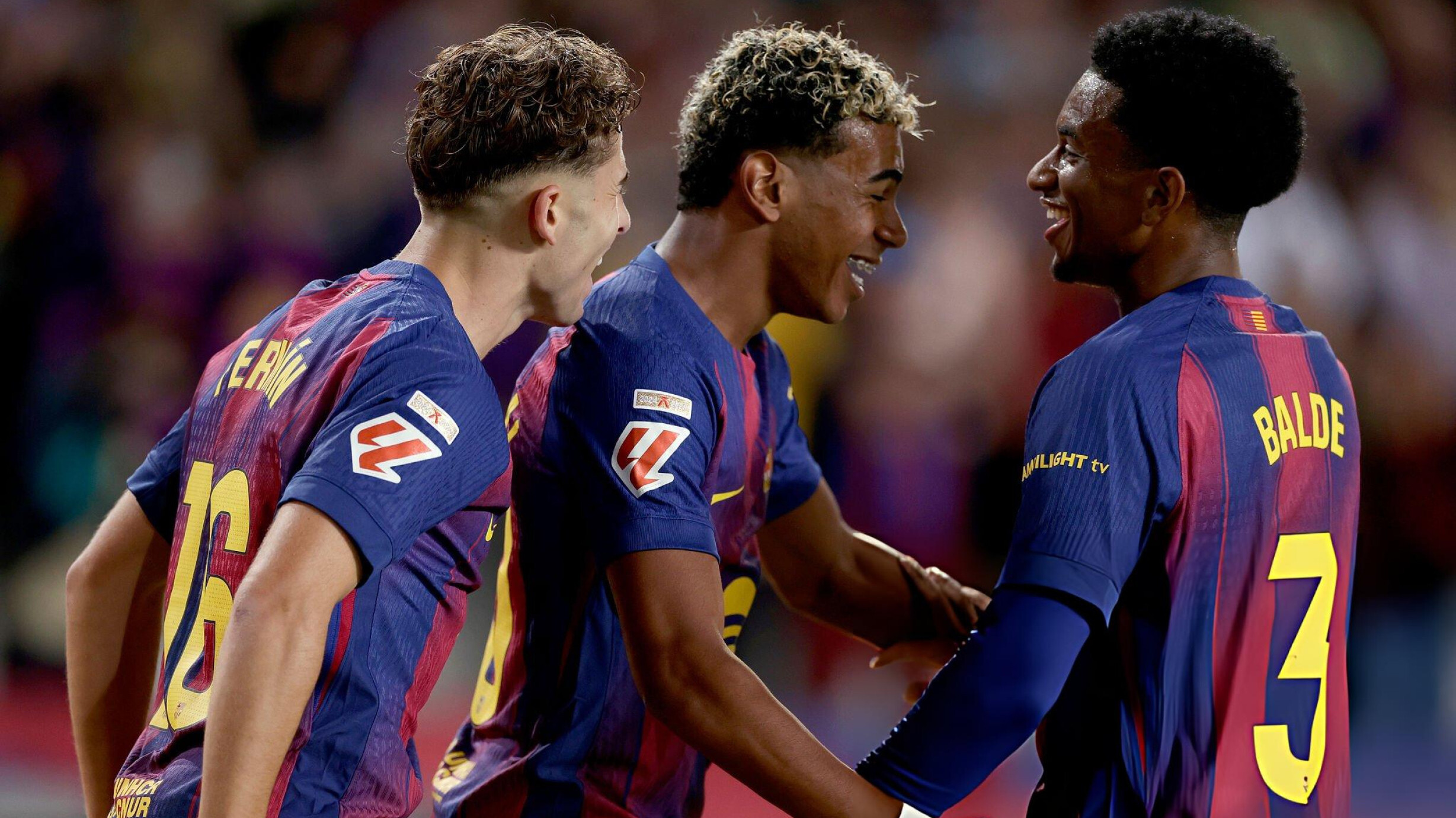 برشلونة يتجاوز إلتشي بثلاثية ويواصل مطاردة ريال مدريد في الليغا